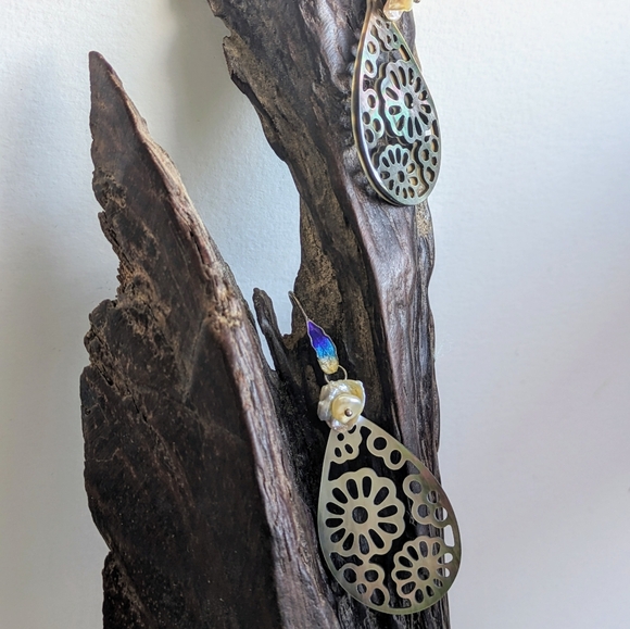 Elegance Mother of pearl Earrings, Intricate Filigree, Black Teardrop dangle - Picture 5 of 6